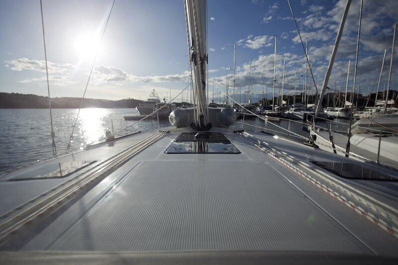 Sailing yacht 