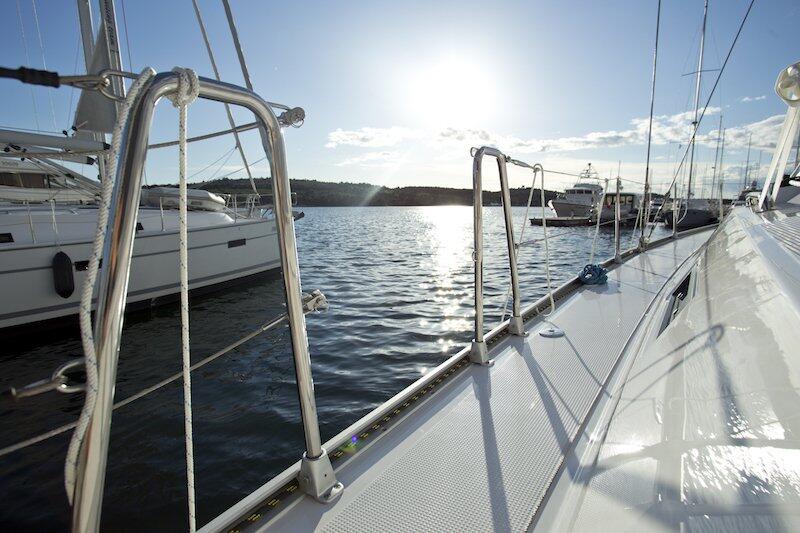 Sailing yacht 