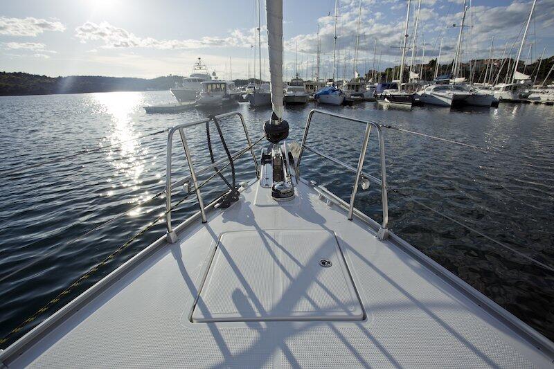 Sailing yacht 