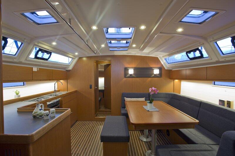 Sailing yacht 