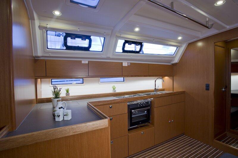 Sailing yacht 