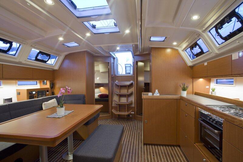 Sailing yacht 