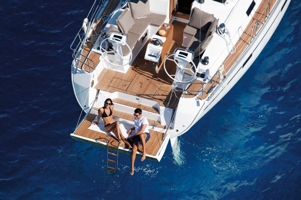 Sailing yacht 
