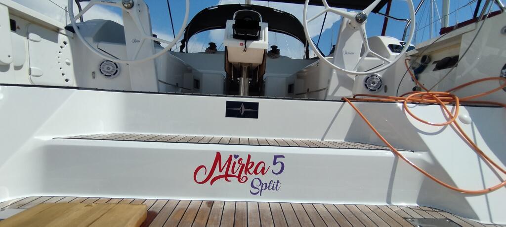 Sailing yacht 