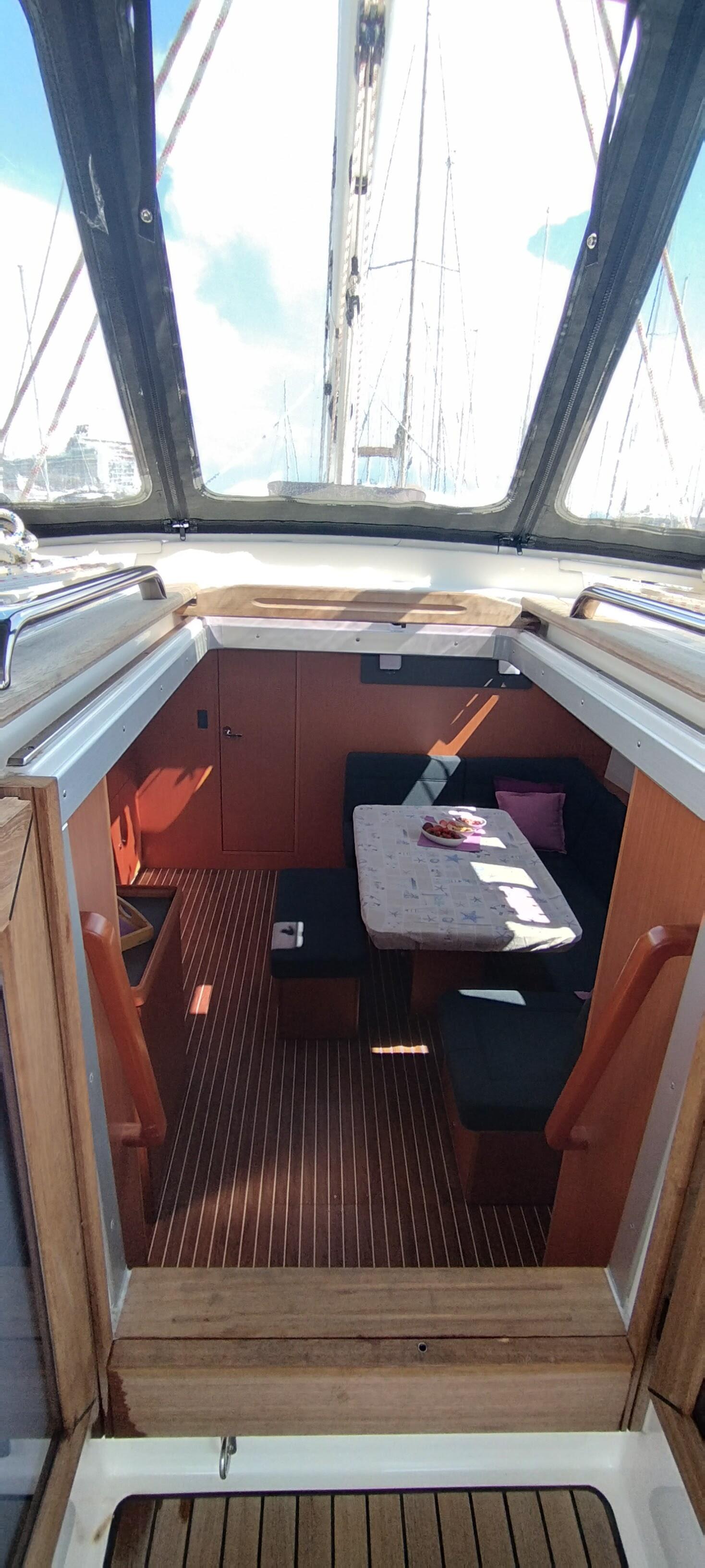 Sailing yacht 