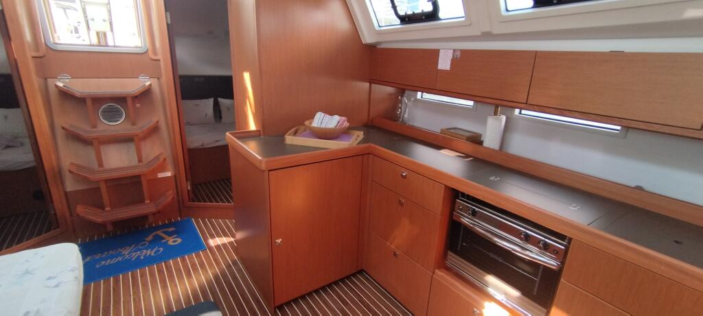 Sailing yacht 