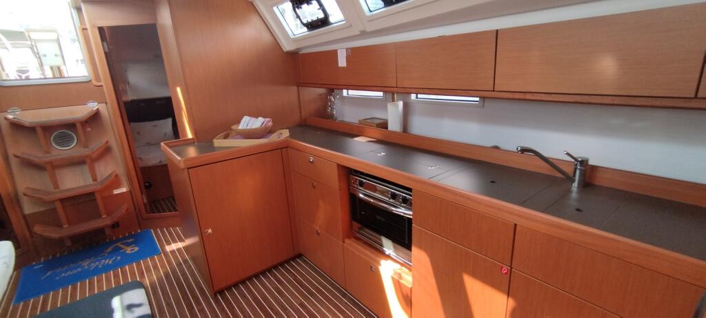 Sailing yacht 