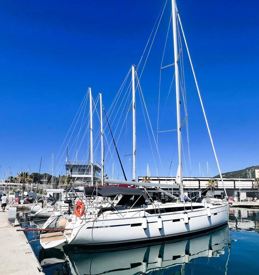 Sailing yacht 