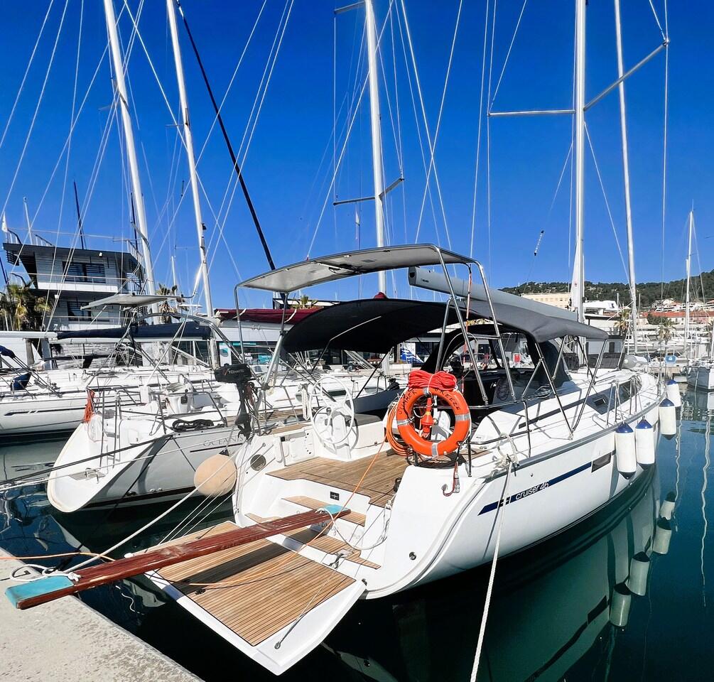 Sailing yacht 