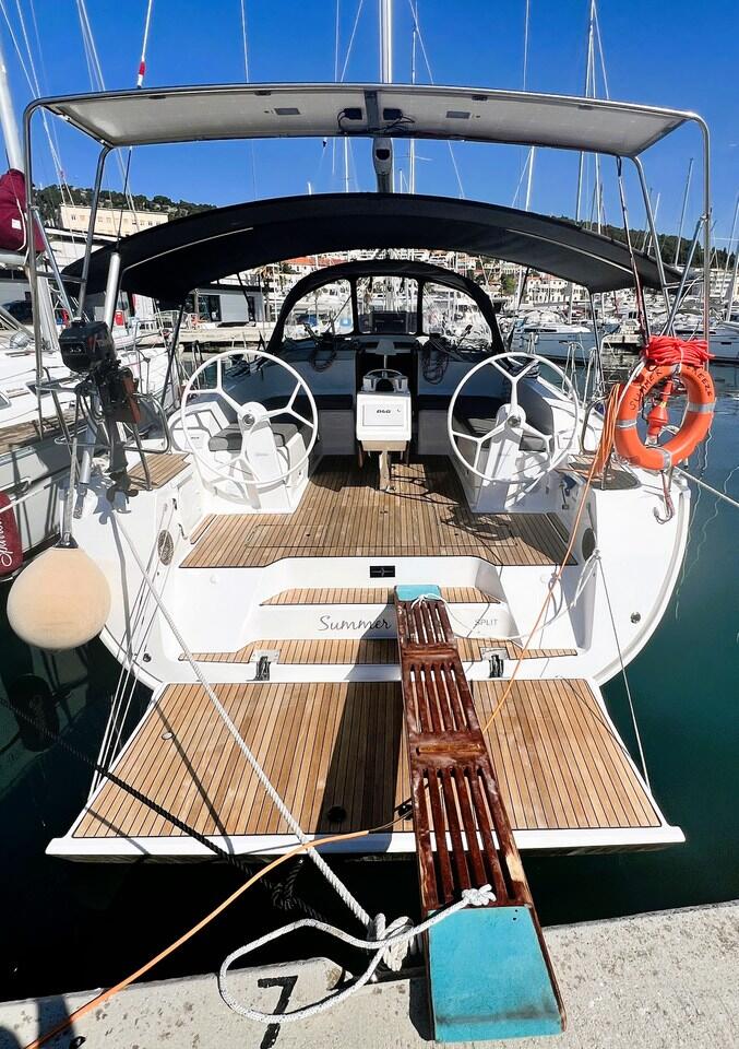 Sailing yacht 