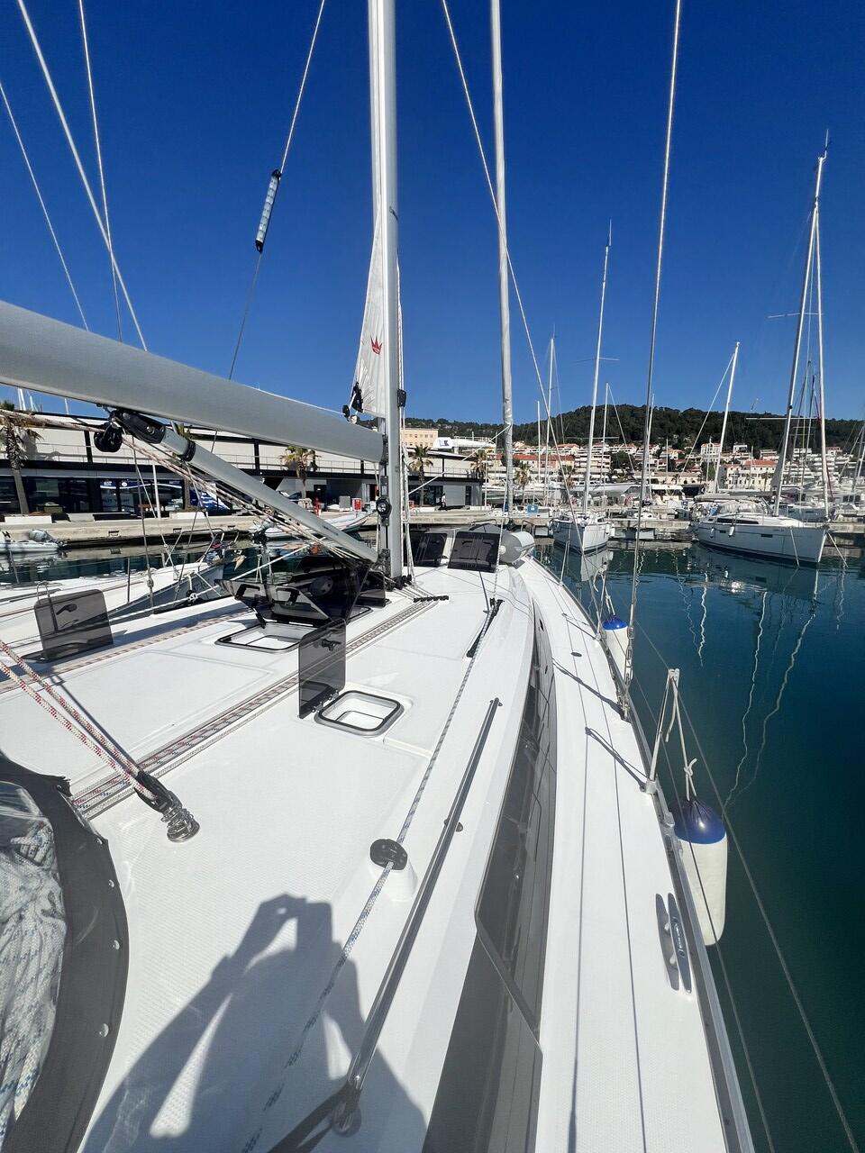 Sailing yacht 