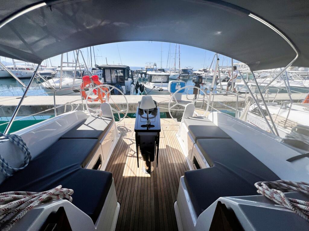 Sailing yacht 