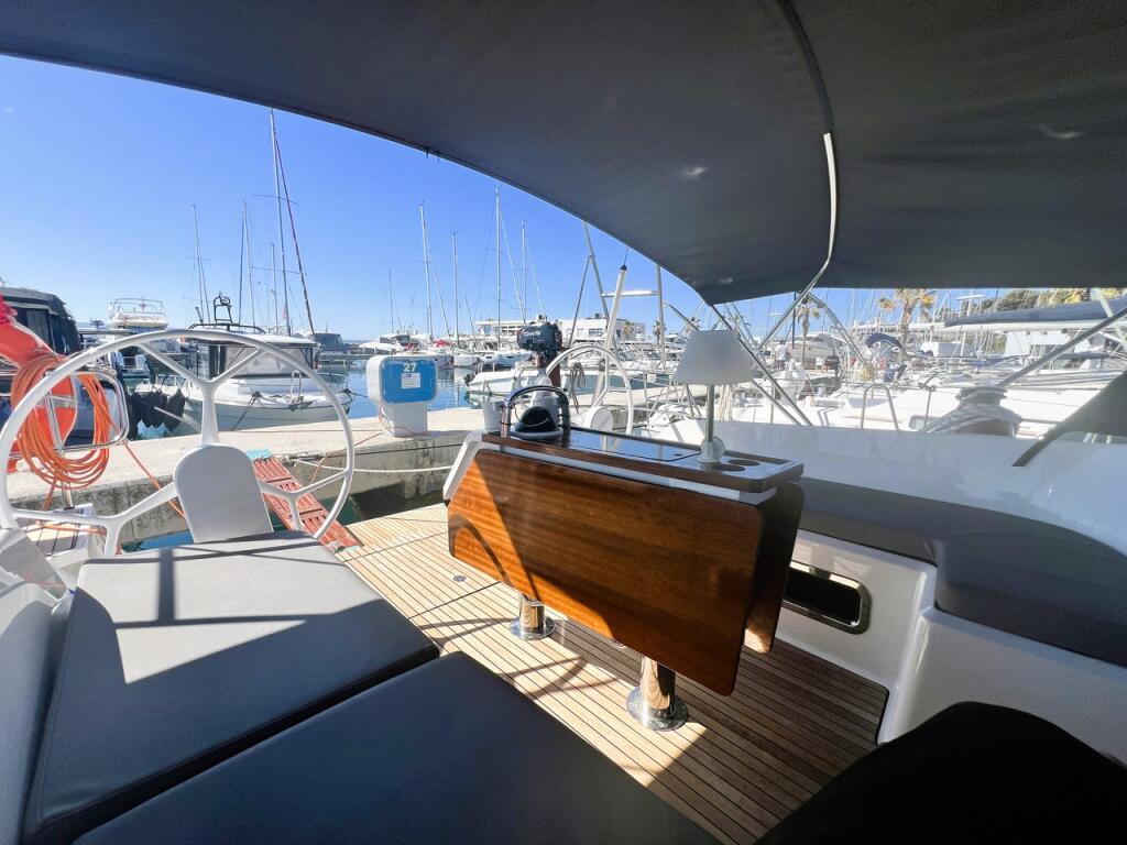 Sailing yacht 