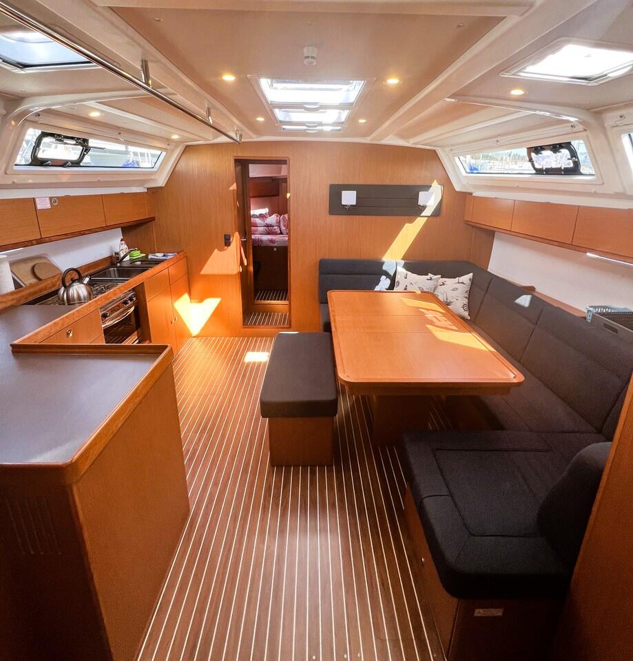 Sailing yacht 