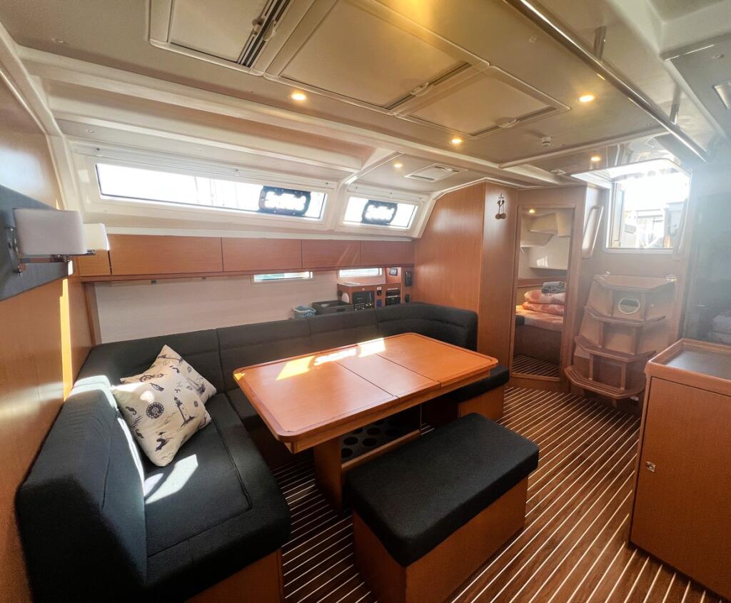 Sailing yacht 