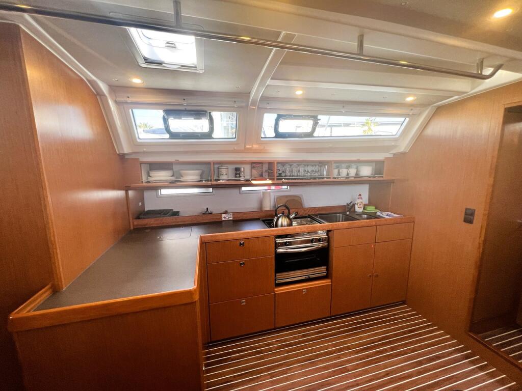 Sailing yacht 