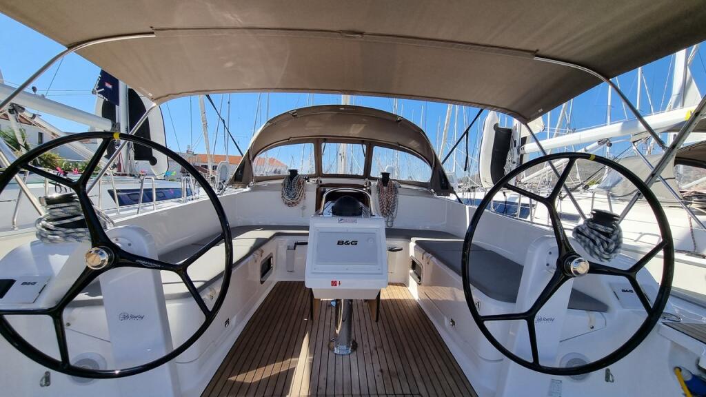 Sailing yacht 