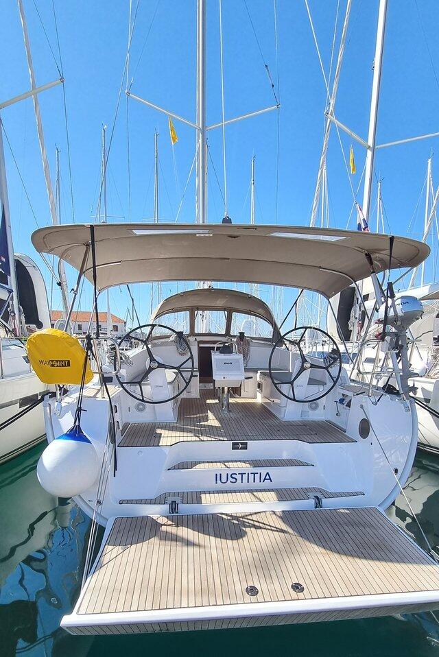 Sailing yacht 