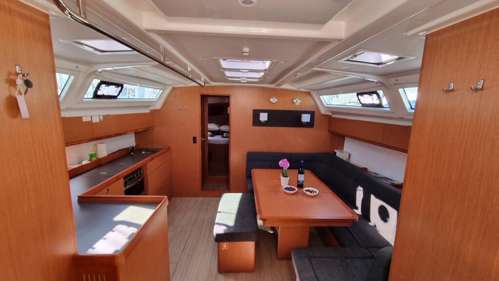 Sailing yacht 