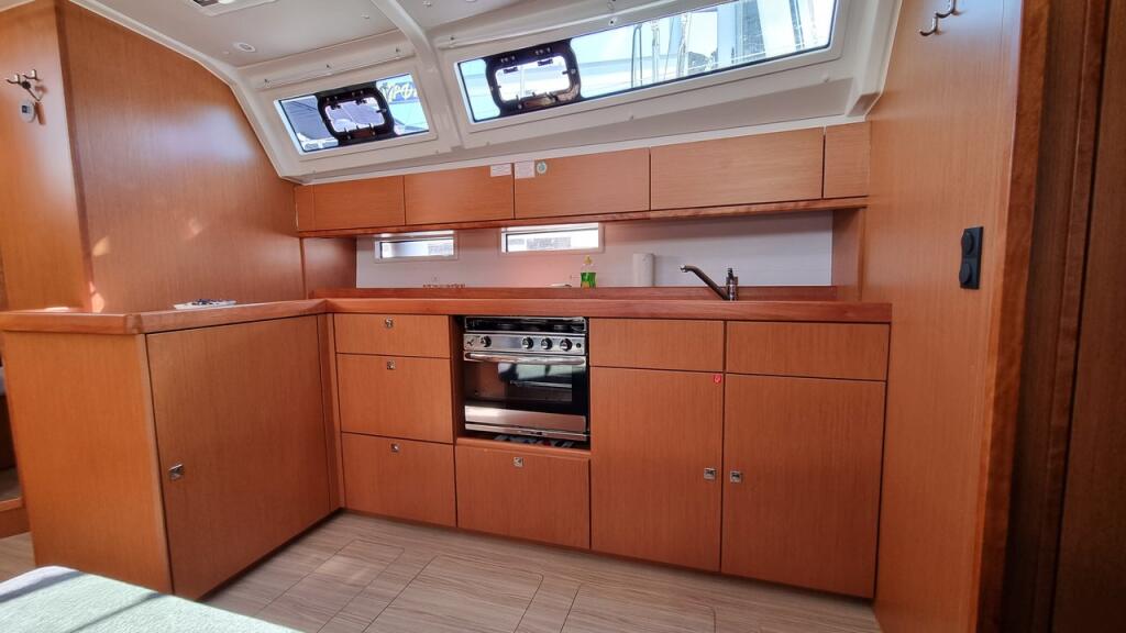 Sailing yacht 