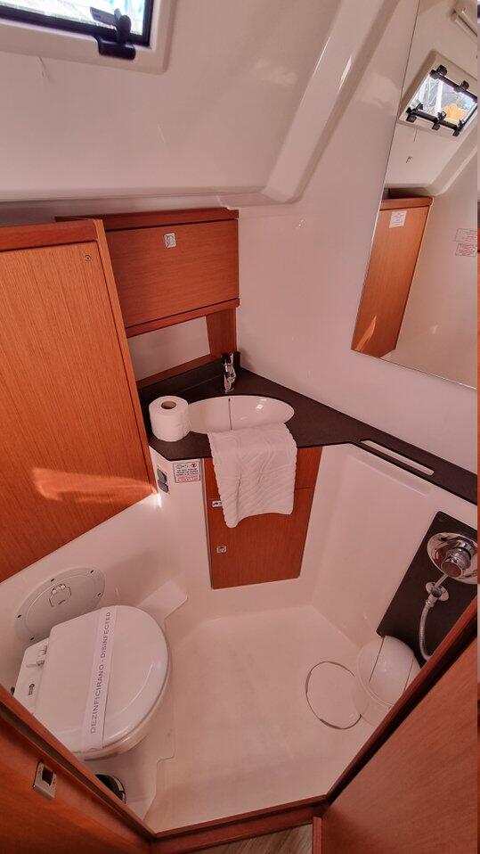 Sailing yacht 
