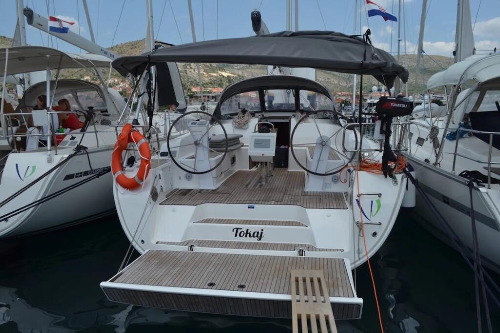 Sailing yacht 
