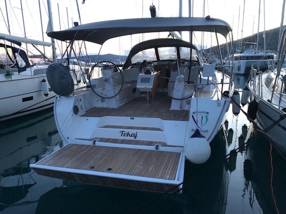 Sailing yacht 