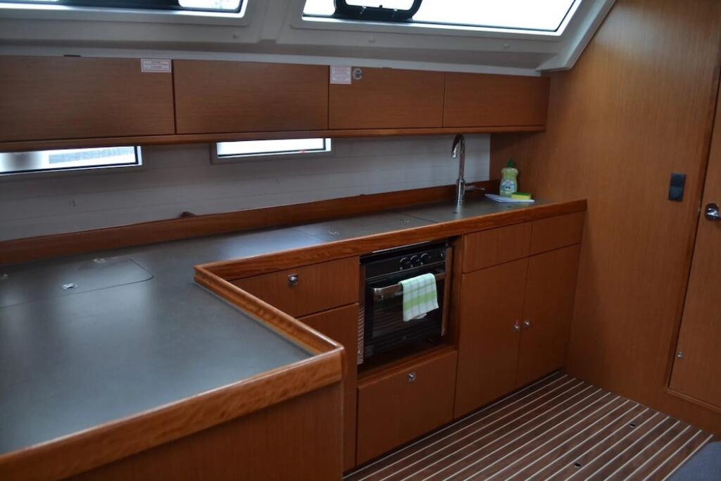 Sailing yacht 