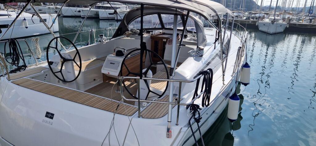 Sailing yacht 