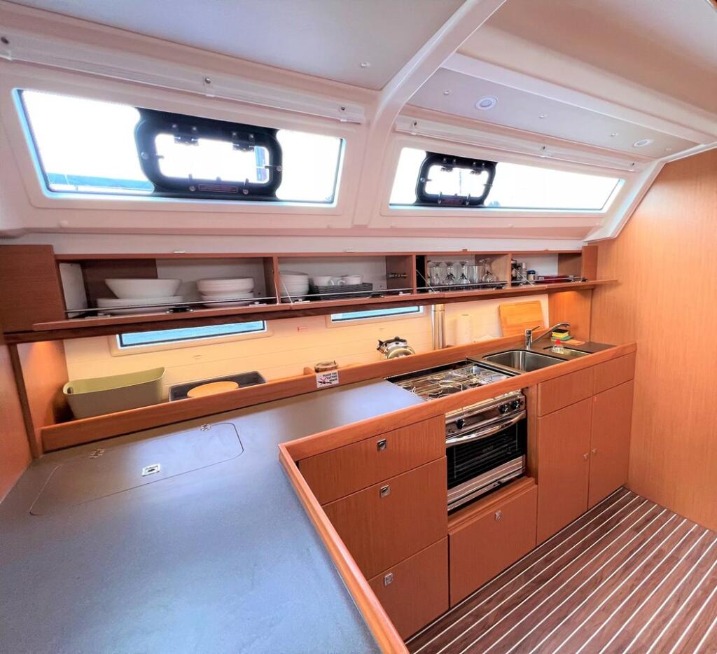 Sailing yacht 