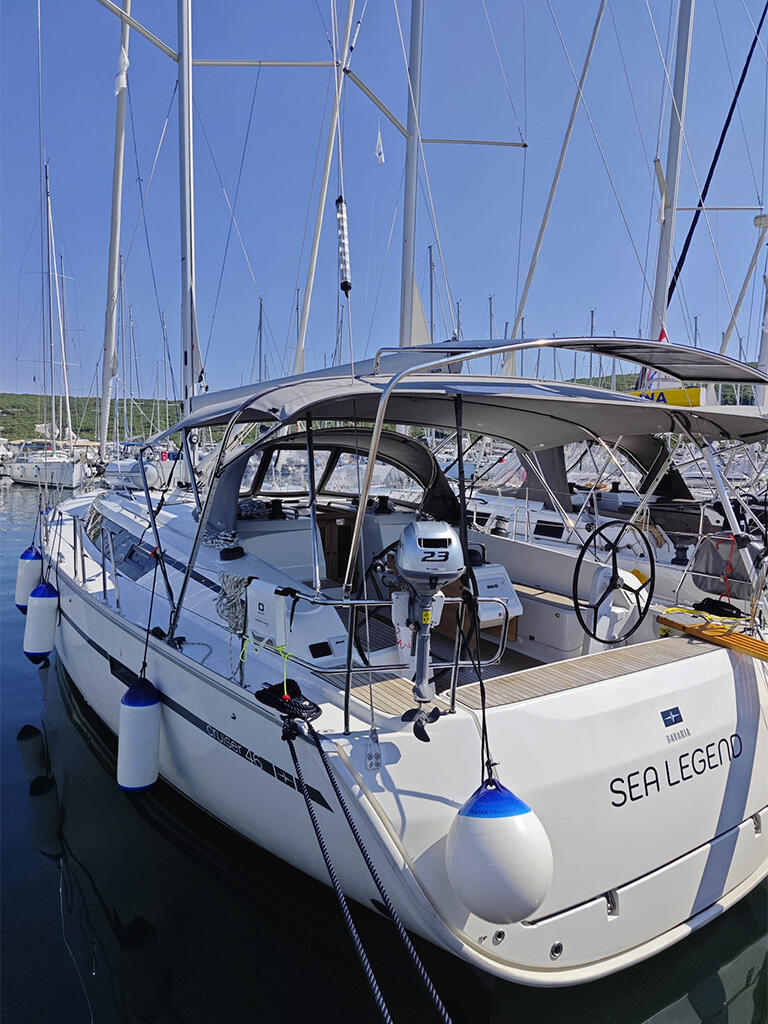 Sailing yacht 