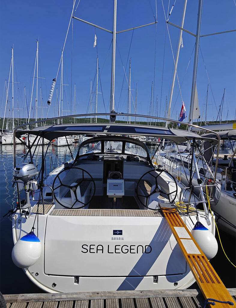 Sailing yacht 
