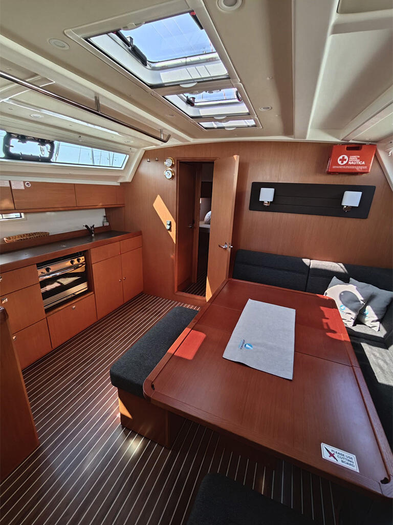 Sailing yacht 