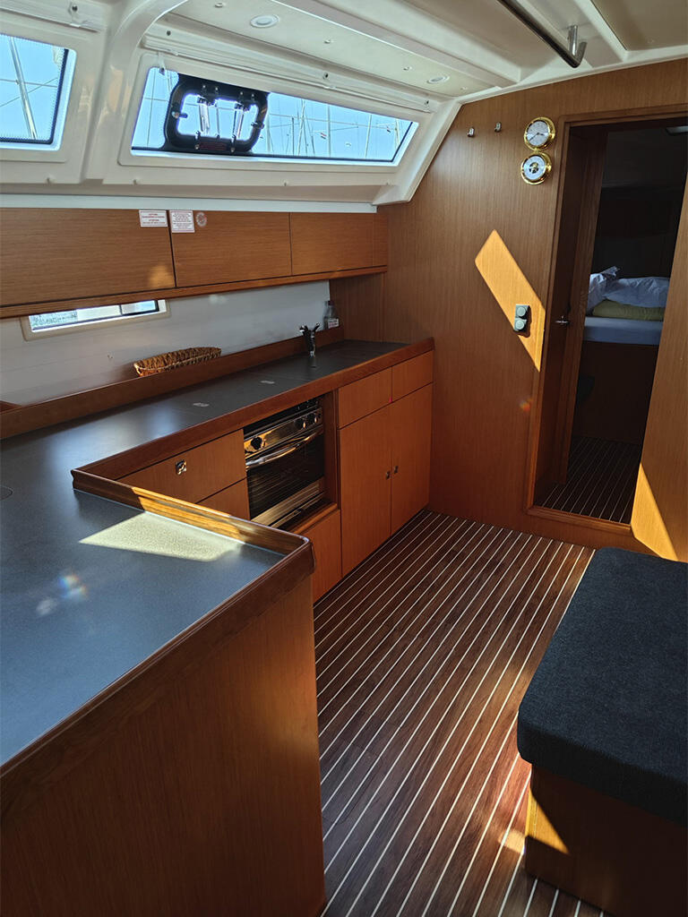 Sailing yacht 