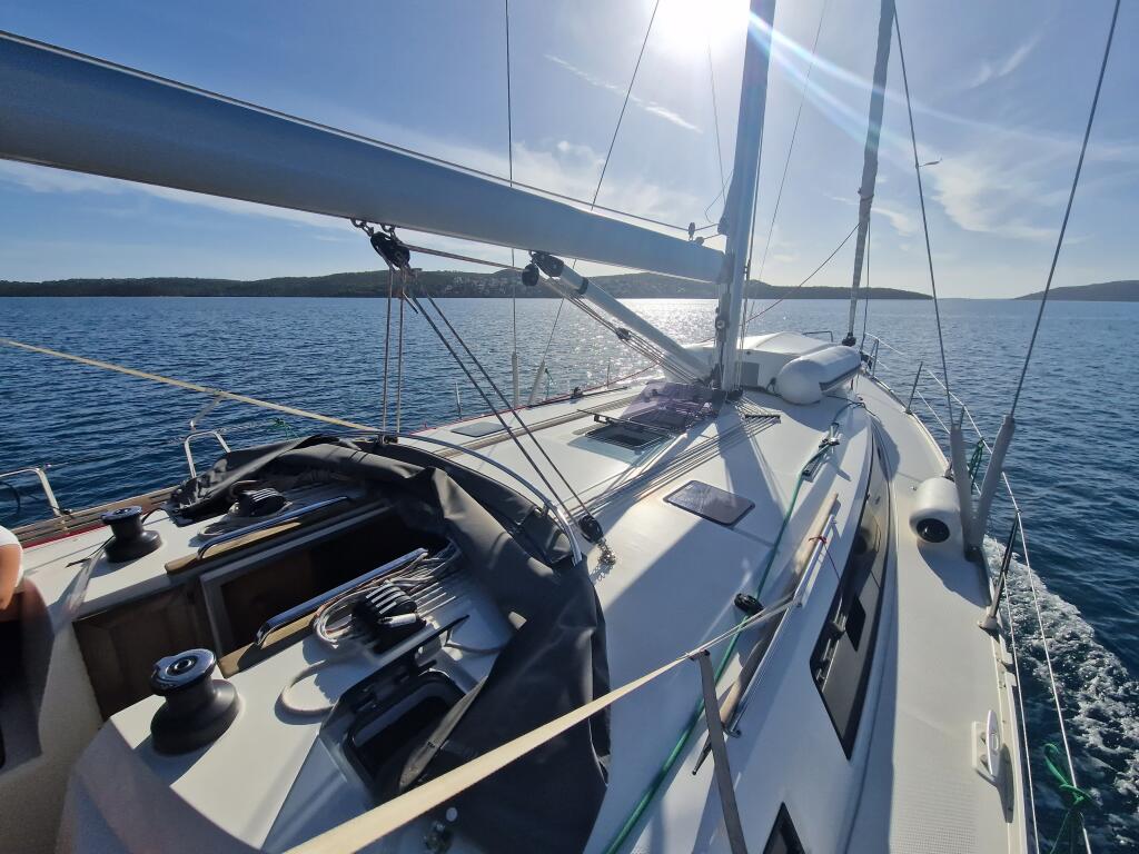 Sailing yacht 