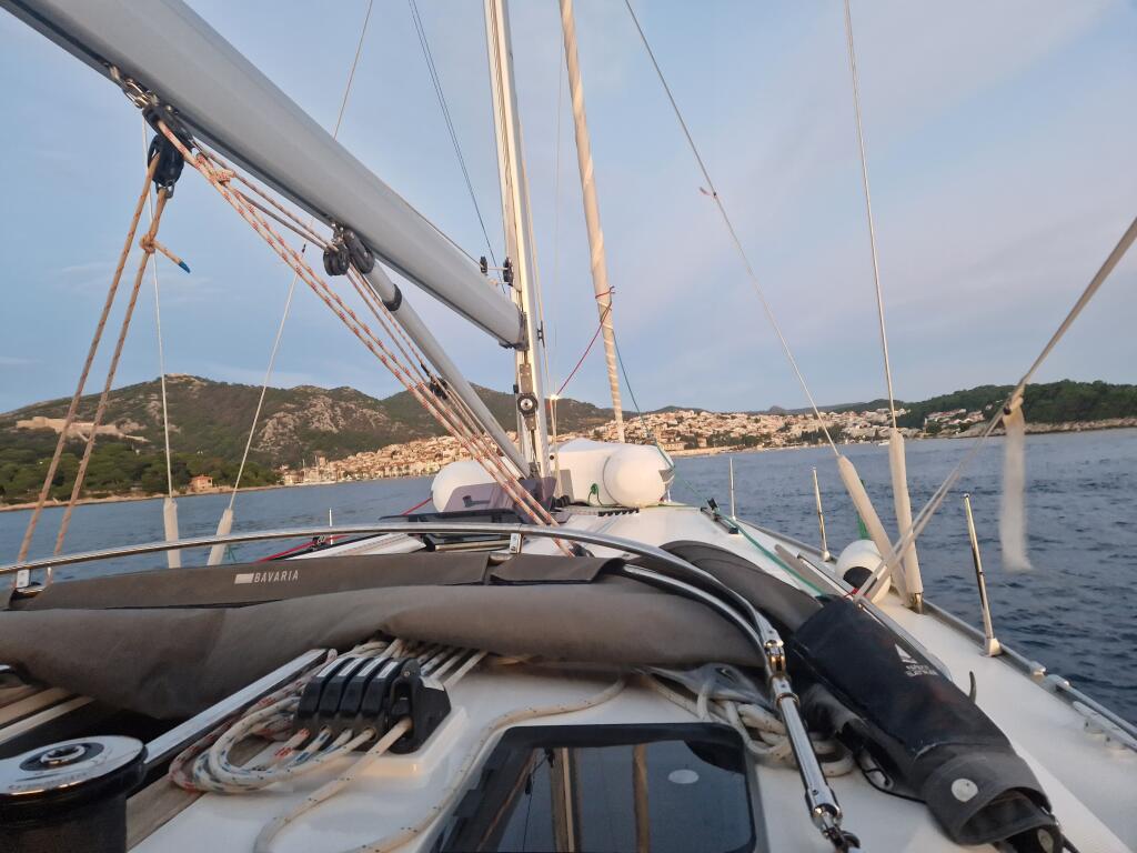 Sailing yacht 