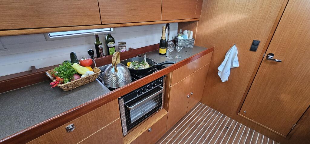 Sailing yacht 