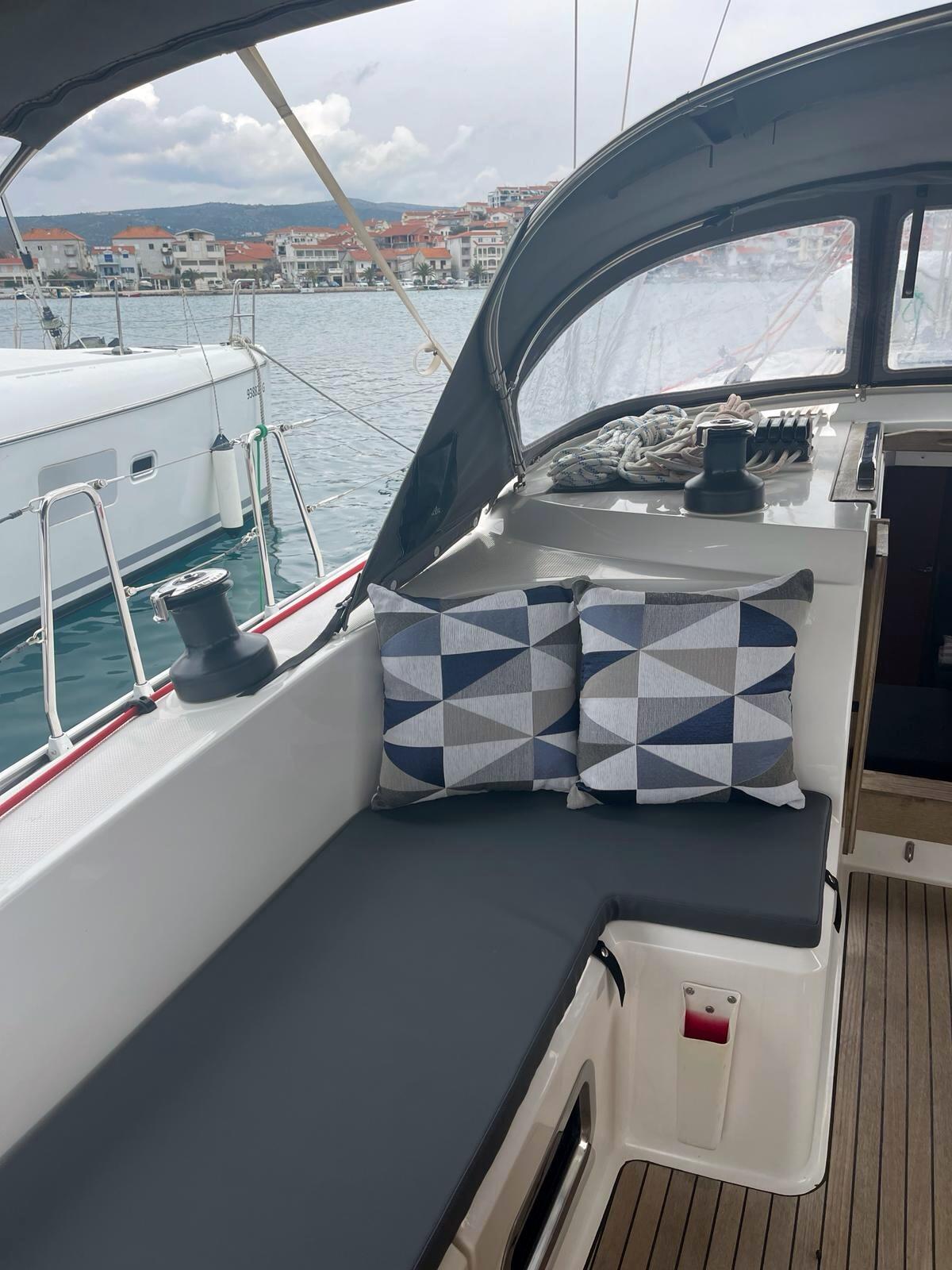 Sailing yacht 