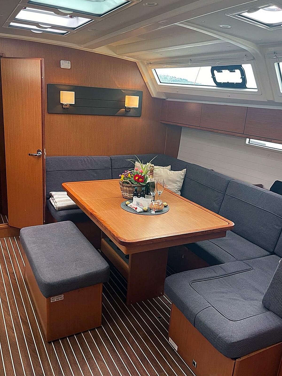 Sailing yacht 