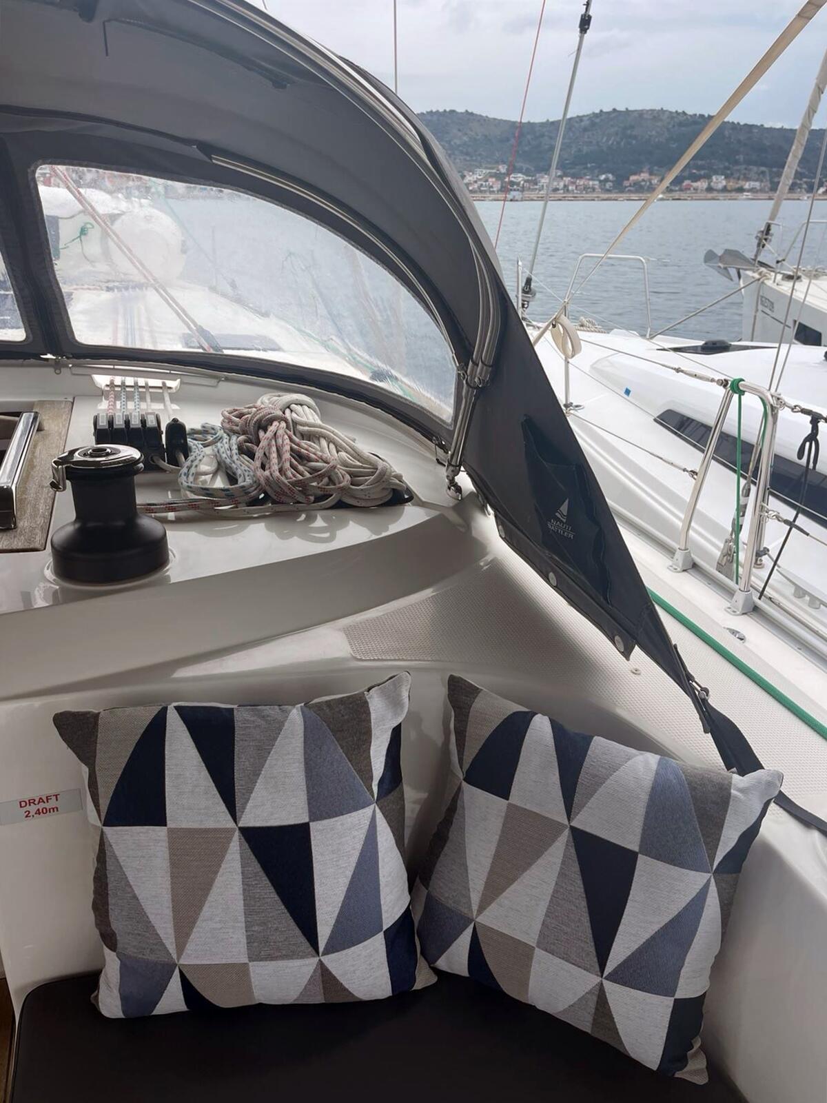 Sailing yacht 