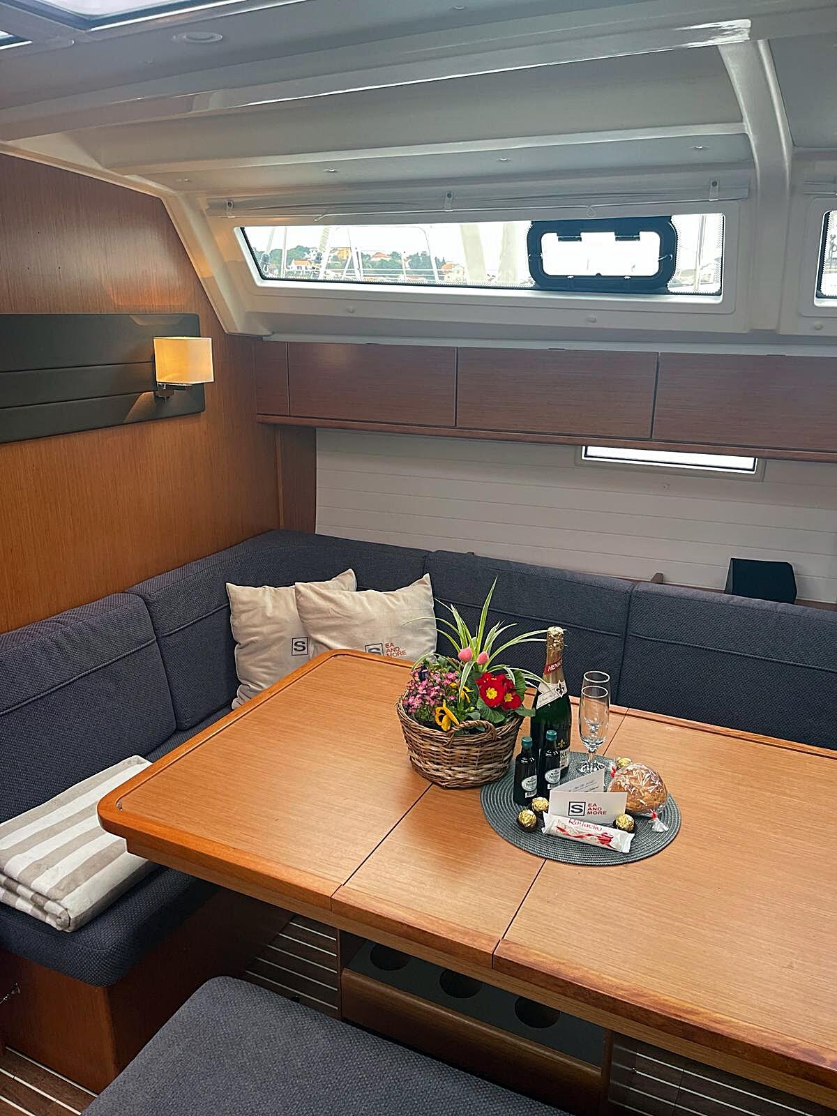 Sailing yacht 