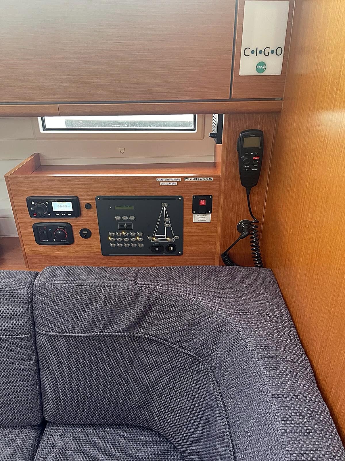 Sailing yacht 