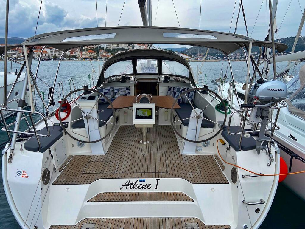 Sailing yacht 