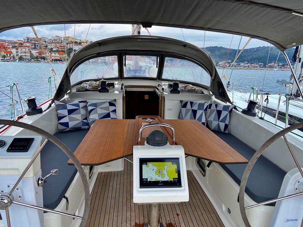 Sailing yacht 