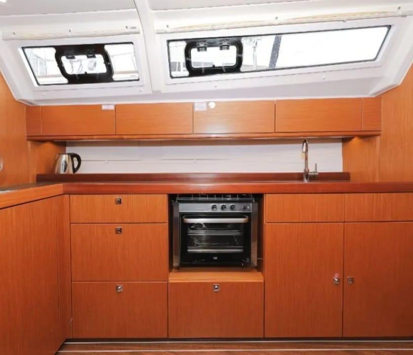 Sailing yacht 