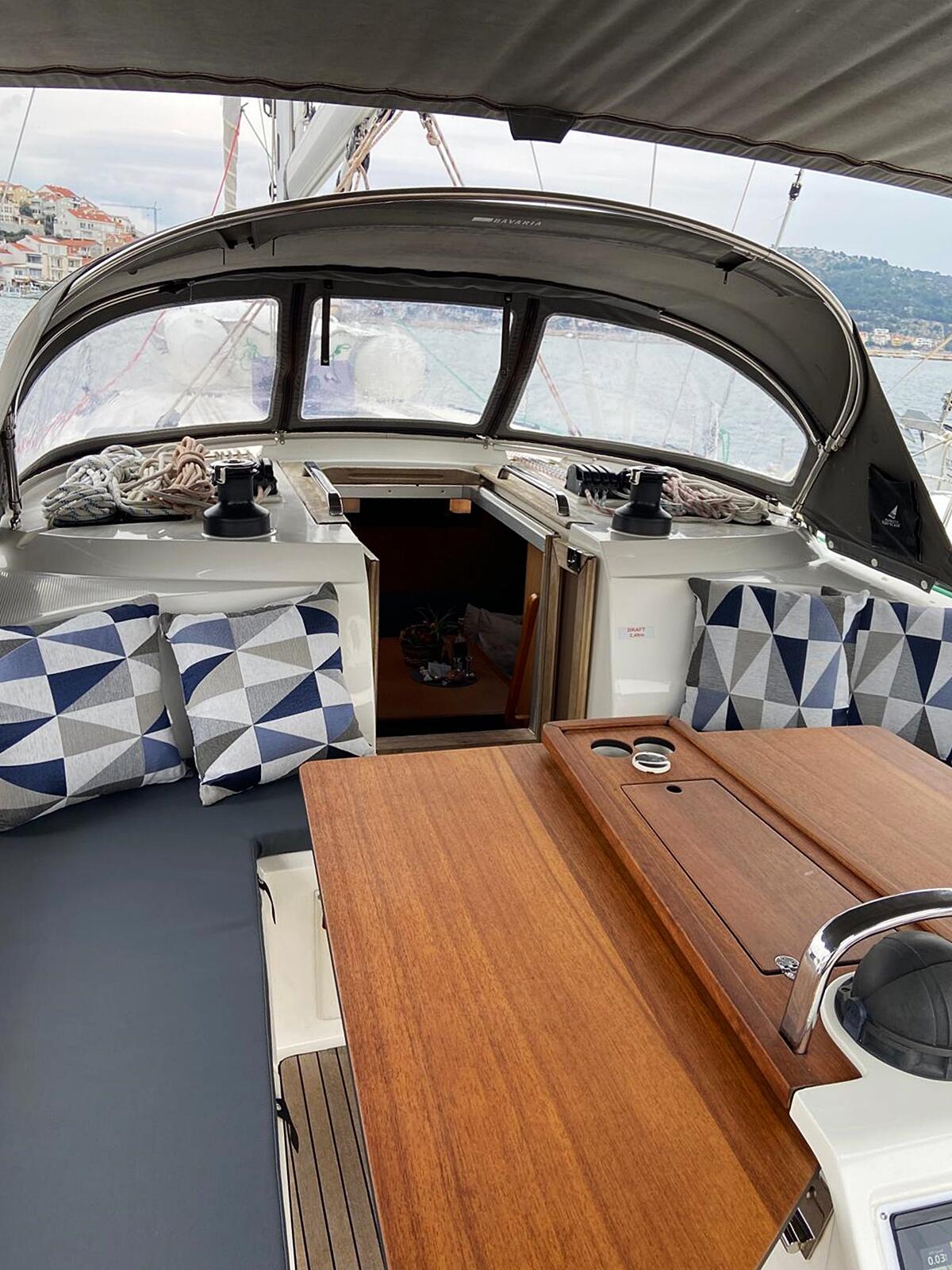 Sailing yacht 