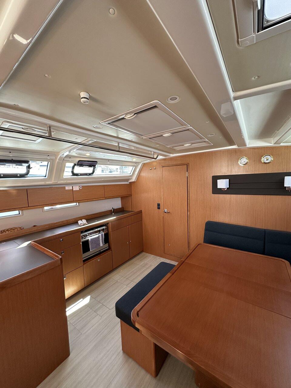 Sailing yacht 