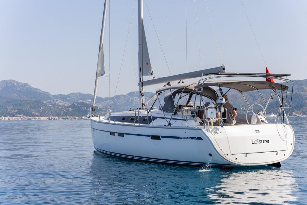 Sailing yacht 