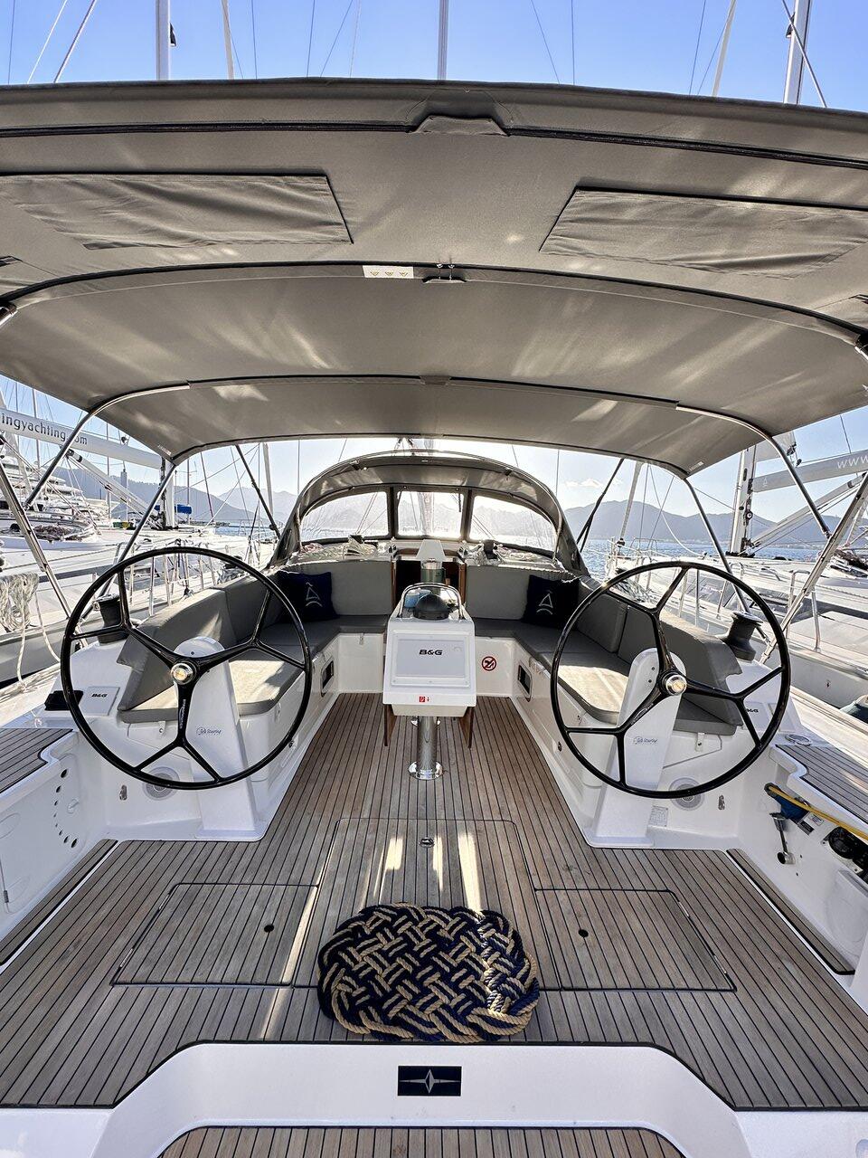 Sailing yacht 