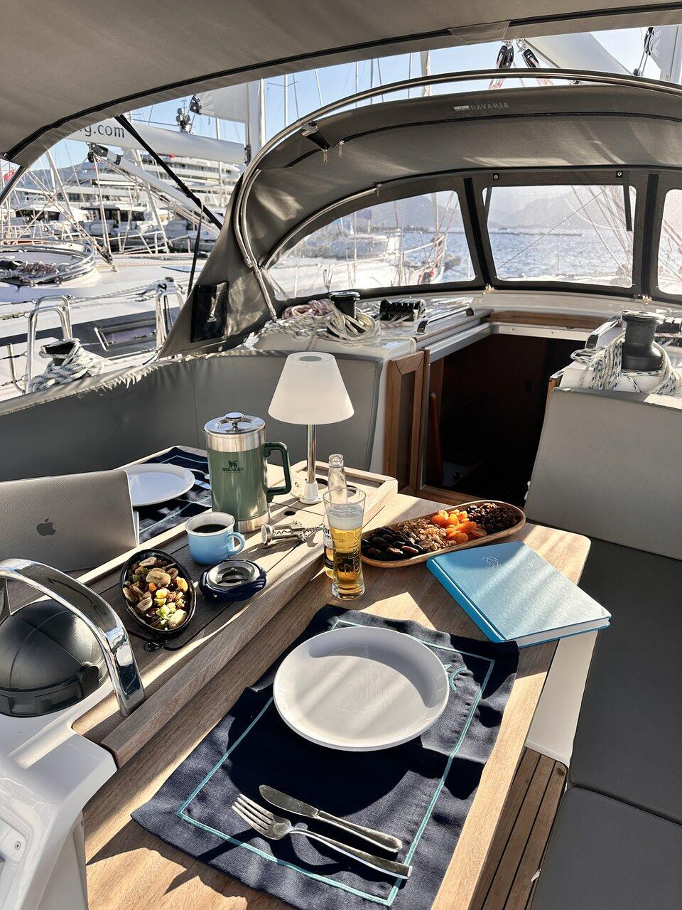 Sailing yacht 